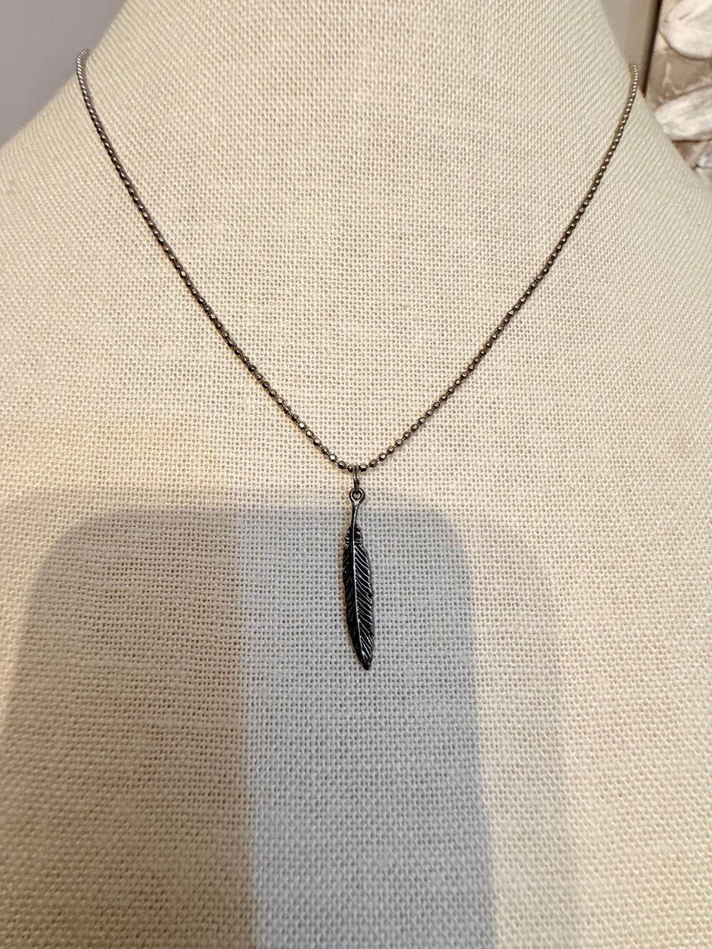 Vintage Silver Tone Feather Pendant Necklace 18”